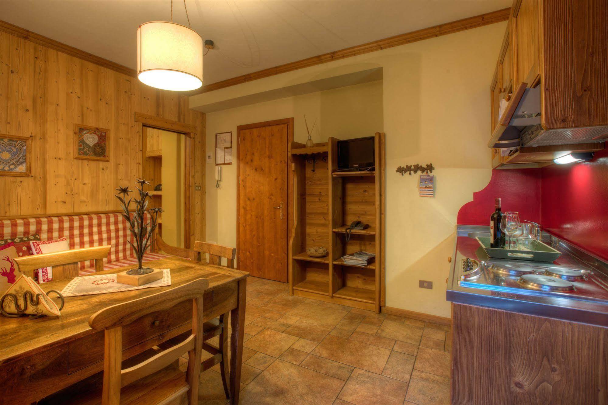 B&B Residence Checrouit Courmayeur Exteriör bild