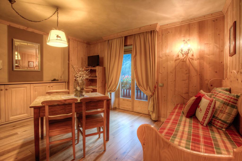 B&B Residence Checrouit Courmayeur Rum bild
