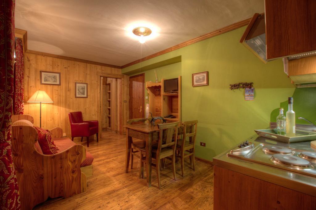B&B Residence Checrouit Courmayeur Rum bild