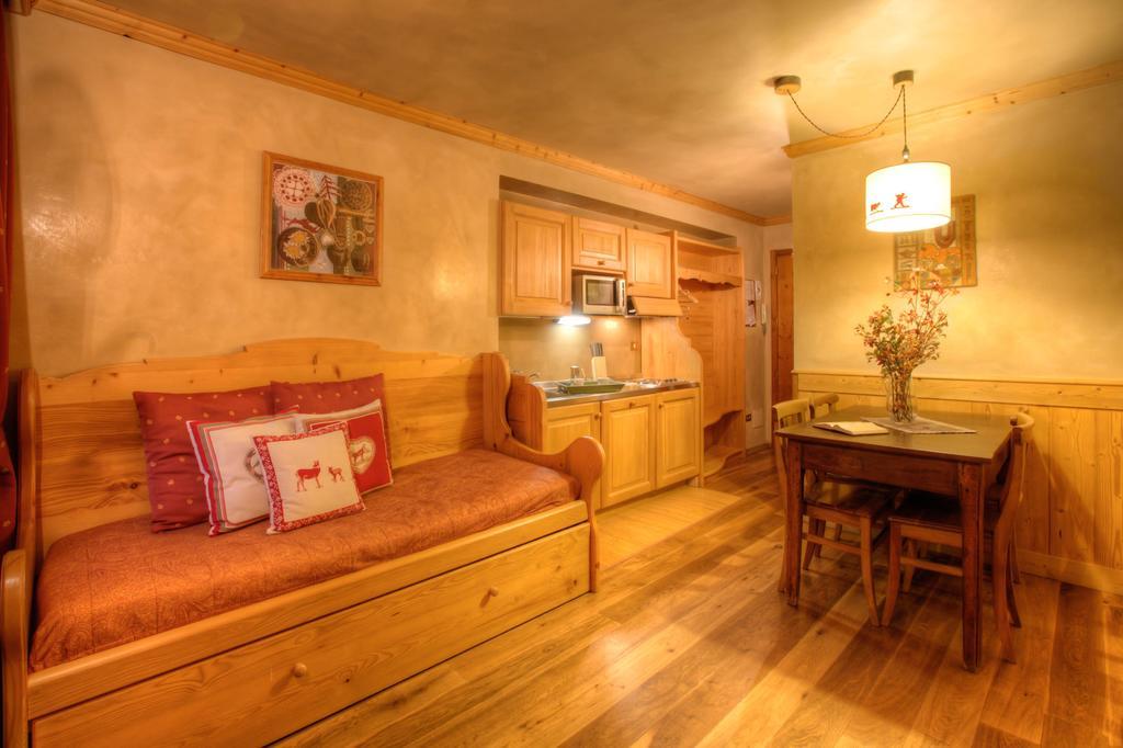 B&B Residence Checrouit Courmayeur Rum bild